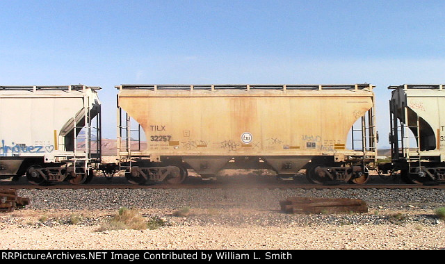 EB Unit Covered Hooper Frt at Erie NV W-Pshr -18